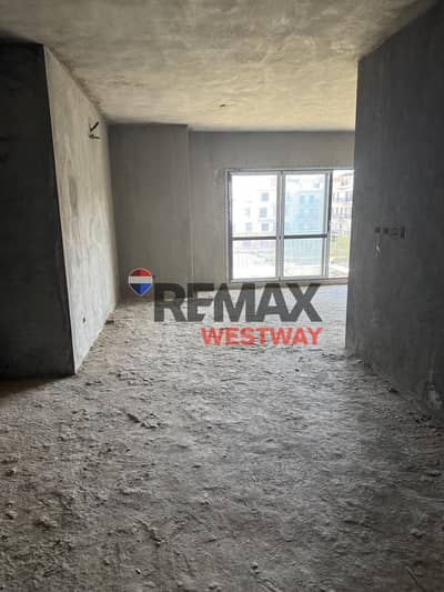 شقة فاخرة للبيع بمساحة 200 متر مربع (نصف تشطيب) في كورت يارد سوديك(Courtyard Sodic) - إطلالة على المساحات الخضراء - موقع متميز - الشيخ زايد.