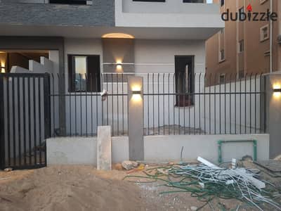 شقة للبيع أرضي مرتفع بجاردن – الحي الثامن – الشيخ زايد 8th District, Sheikh Zayed  موقع مميز فيو مفتوح - استلام فوري