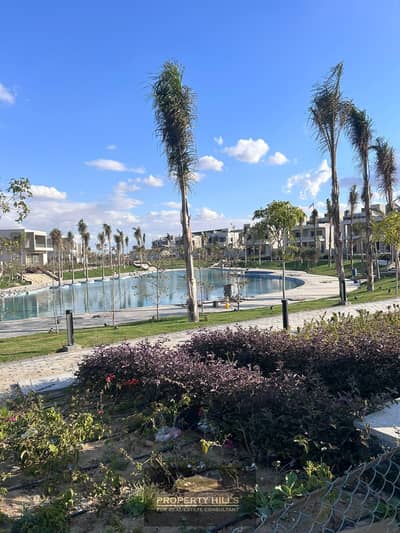 A villa ready to move in, 3 floors, with a lake view next to October park