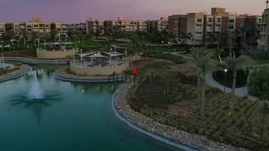 شقه بحديقه باطلاله علي مساحه كبيره خضراء و بحيره فى IVY  نيو جيزه  بالقرب من Six West بيفرلي هيلز اركان بلازا الشيخ زايد