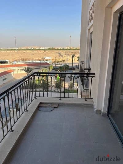 شقة للايجار في كمبوند فيلدج ويست بمطبخ و التكيفات