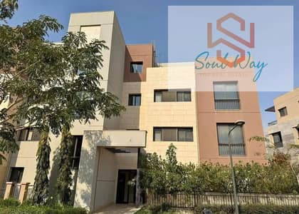 شقة للبيع في  ديستريكت   5  امام كلوب هاوس أرضي بحديقة خاصة استلام فوري تكون من (3 غرف نوم + 2 حمام )جاهز للتشطيب تواصل معنا الآن لمعرفة السعر النهائي