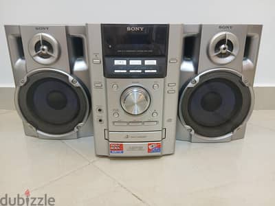 كاسيت سوني أصلي Sony MHC-EC50 بحالة ممتازة - 3 CD و Aux وسماعات أصلية كاسيت سوني أصلي Sony MHC-EC50 بحالة ممتازة - 3 CD و Aux وسماعات أصلية