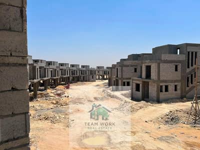 تاون هاوس للبيع مقدم 10% باقي قسط علي 10 سنوات داخل كمبوند villago قلب التوسعات الشرقية بجوار بالم هيلز و هايد بارك