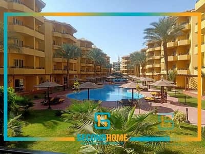 شقة مفروشة بالكامل 93م بفيو مباشر على الـPool في British Resort – عقد أخضر
