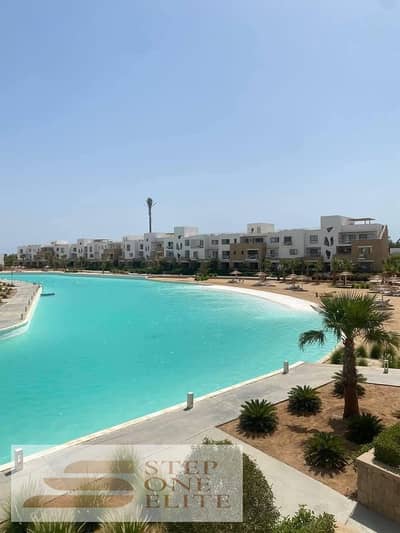 شاليه غرفتين تشطيب فندقي بالتكييفات و المطبخ فى الجونه بفيو مميز علي البحر و اللاجون
