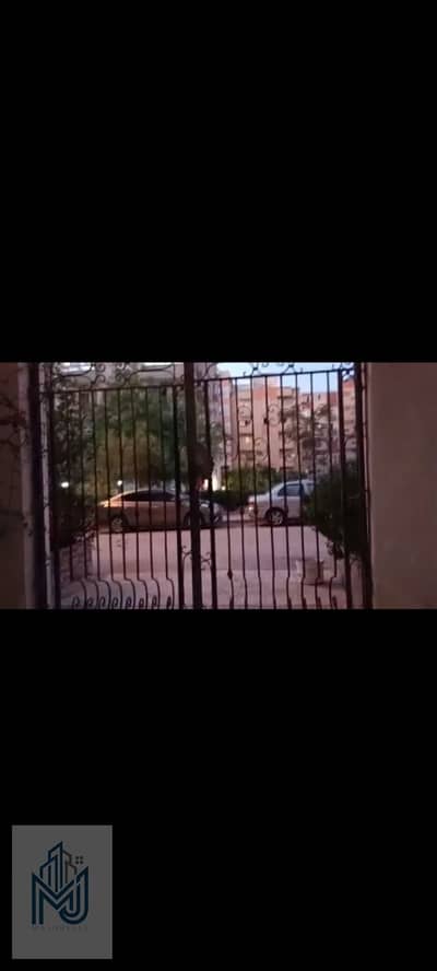 دوبلكس للبيع في الحي الرابع دقايق من الحصري و من ميدان النجده وجهة أمامية علي الشارع وغير مجروحة تمامآ