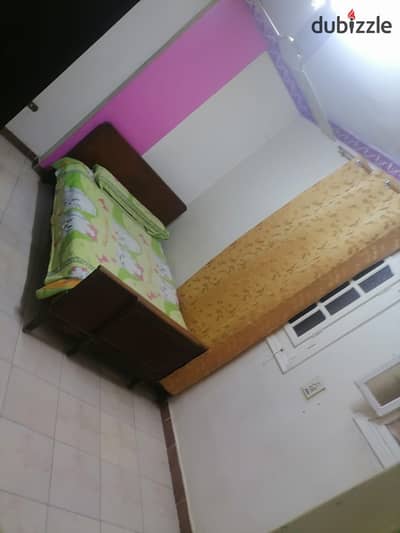 Furnished apartment for rent. In Maadi. Close to Maadi Metro and the Corniche and all services and transportation. Area 75 meters. Fourth floor. Staircase. Composed of two bedrooms, a living room, a bathroom, and a kitchen with natural gas.