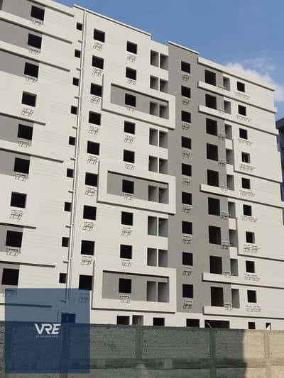 - 132-square-meter apartment next to Wadi Degla Club. It features 3 bedrooms, a two-section reception area, a kitchen, 2 bathrooms, and 2 terraces. Lo