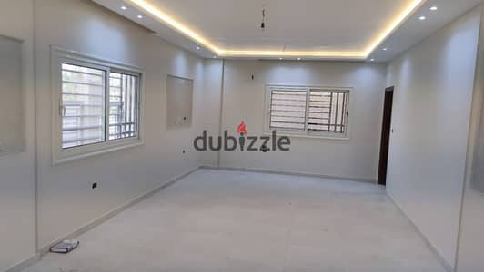 شقة ايجار في اسكان الجامعة الامريكية أمام نادي الزهور ، 290 متر ، ارضي مرتفع ، 2 جاردن ، أول سكن