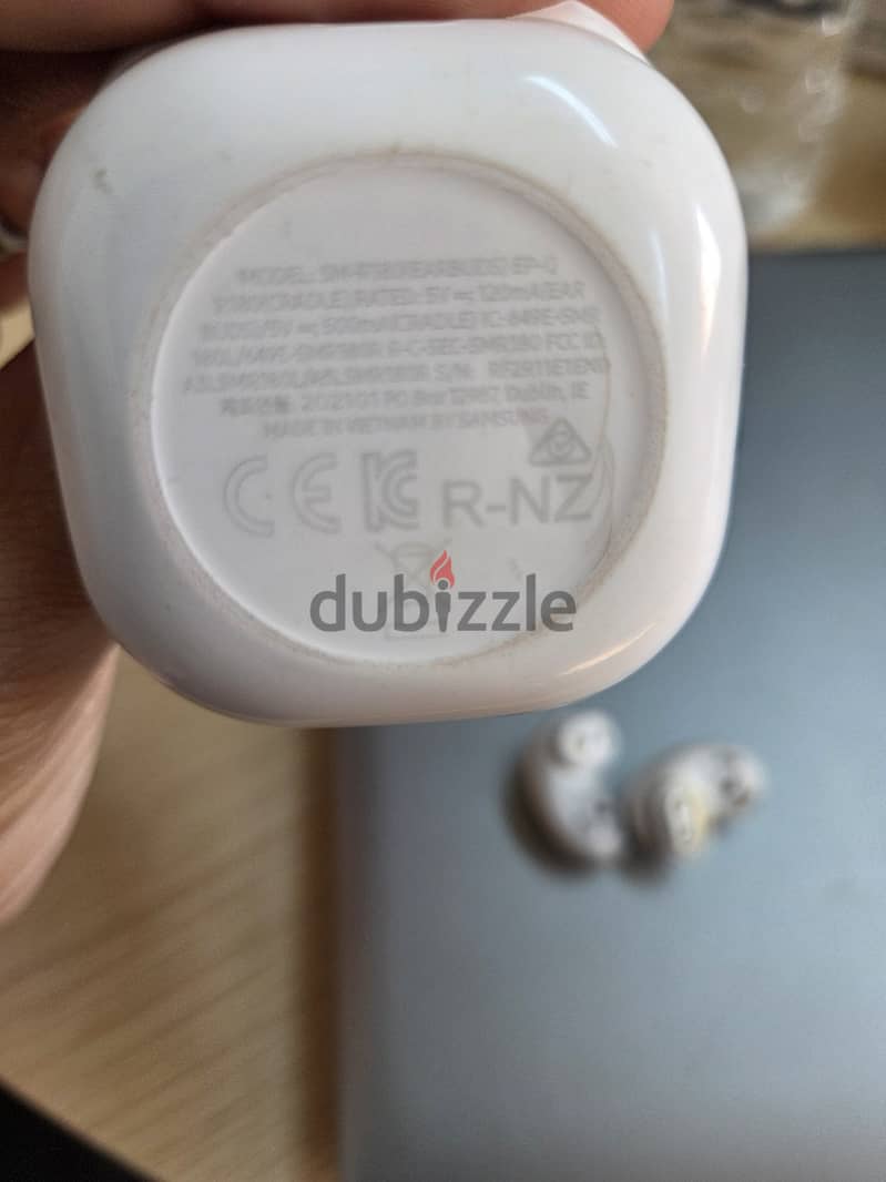 Used white ear buds live 1