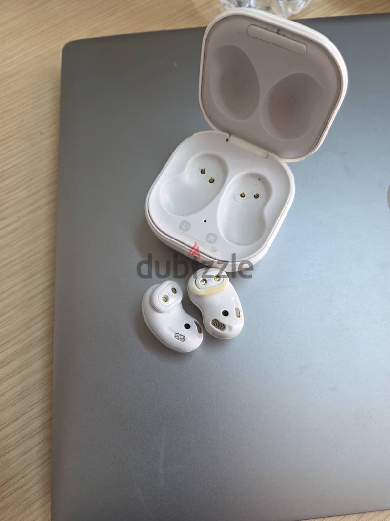 Used white ear buds live 2