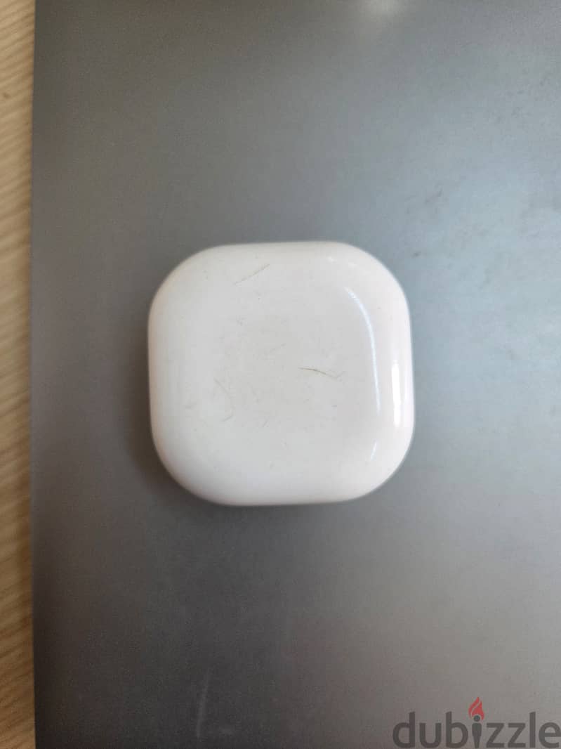 Used white ear buds live 3