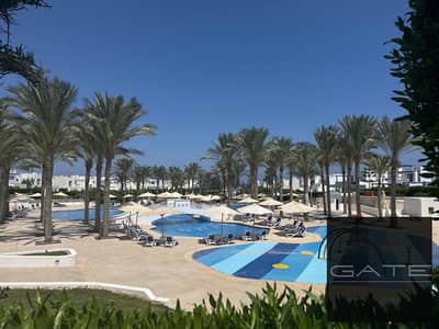 للبيع توين هاوس متشطب ومفروش باميز لوكيشن علي اكبر حمام سباحه والبحر في ماونتن فيو راس الحكمه لسرعه البيع