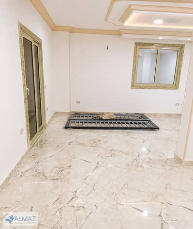 شقه فاضيه 200 متر مميزة للايجار في البنفسج 3 فيلات في التجمع الاول بالقرب من Waterway و مدينة الرحاب