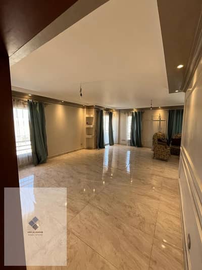 شقة للإيجار في كمبوند ذا سكوير التجمع الخامس بإطلالة مباشرة على Club House دور رابع 3 غرف نوم و3 حمامات ومطبخ وتكييفات وموقع مميز داخل الكمبوند