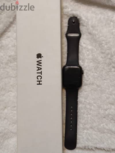 ​Apple Watch SE 44mm Space Gray بحالة ممتازة بالعلبة