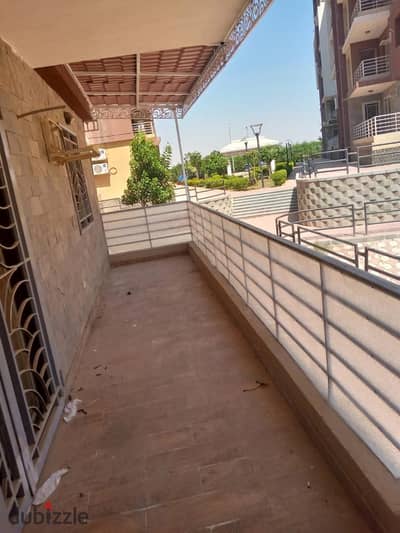 شقة تشطيب سوبر لوكس اول سكن دور ارضي  150 متر في جنة مصر 3 غرف 2 حمام و مطبخ وريسيبشين فيها غاز متأمنة حديد فيو حديقة منطقة راقية قريبة من الخدمات