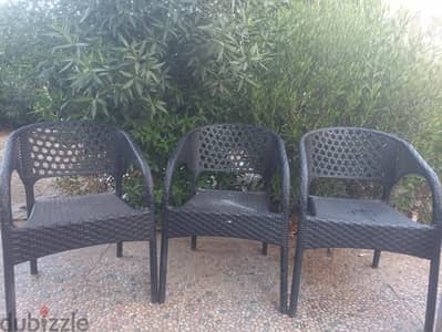 كرسيي بلاستيك السفير