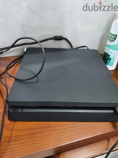 للبيع جهاز ps4 سلم ٥٠٠ جيجا مع دراعين و لعبة uncharted cd فيفا ٢٦ عربي