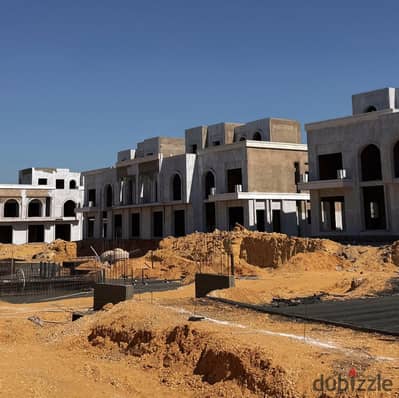 بمقدم 690 الف فقط للبيع فيلا تاون هاوس في كمبوند ايفر التجمع السادس علي امتداد شارع التسعين الجنوبي بجوار هايد بارك باقساط علي 10 سنوات.