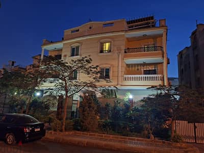 شقه فى فيلات الياسمين 3 فى موقع متميز  - التجمع الاول القاهره الجديدة