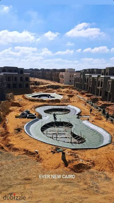 للبيع فيلا تاون هاوس في كمبوند ايفر التجمع السادس علي امتداد شارع التسعين الجنوبي وبجوار هايد بارك وزيد ايست بقسط علي 8 سنوات.