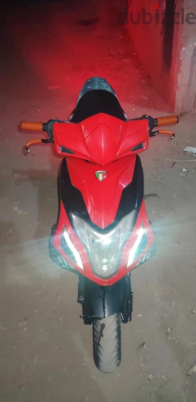 سكوتر R8 بحاله فوق الممتازه بفضل الله