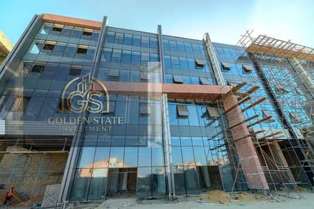 مكتب 100 متر متشطب بجوار المستشفى الجوي على التسعين الجنوبي مباشرة