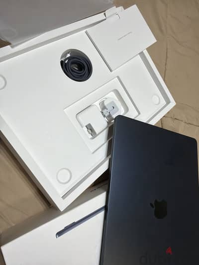 Apple MacBook Air 24g ram 512g ssd M4 _ 15 inch _ Arabic Battery 100%