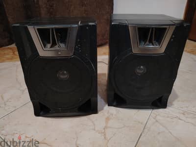 سماعات كاسيت بحالة حيدة وصوت نقي  وعالي