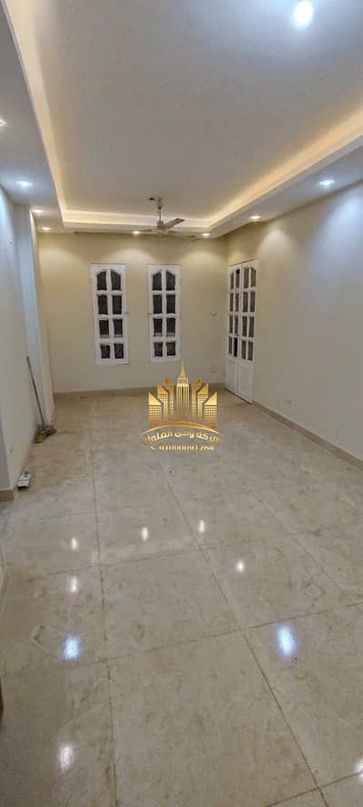 شقه للبيع في مدينه عباد الرحمن خلف نادي الصيد على الطريق الدائري المعادي تشطيب سوبر لوكس واجهه بالكامل مساحه 84 متر غرفتين وريسبشن قطعتين حمام ومطبخ بلكونه في الريسبشن  دور رابع اسانسير غاز طبيعي عداد كهرباء تليفون ارضي ونت  مطلوب مليون و 600 الف نهائي كا
