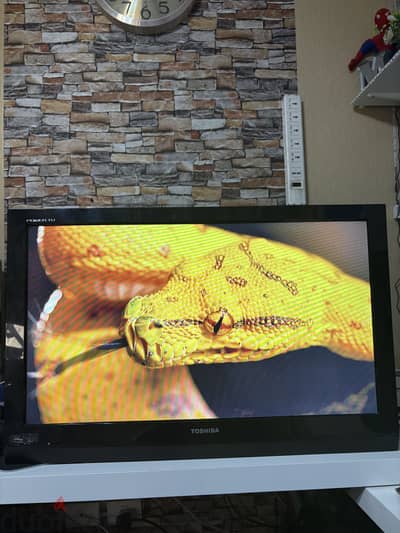 تليفيزيون توشيبا ٣٢ بوصة وضوح ١٠٨٠ مع حامل حديد هدية  Toshiba TV 1080