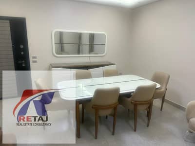 شقة مفروشة أول سكن بفرش فندقي للإيجار | 200م بيزمنت بممر خاص – القرنفل فيلات، التجمع الأول