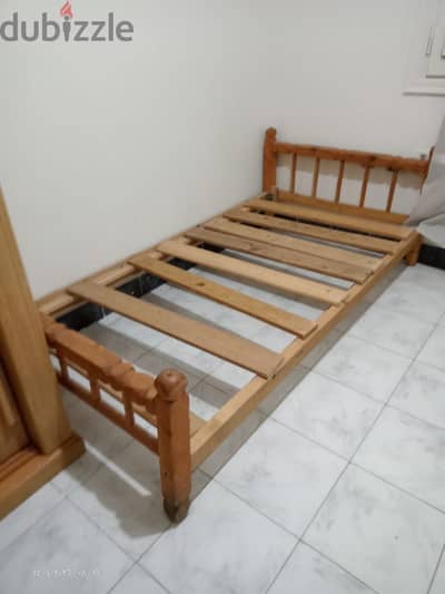 سرير خشب  فاتح