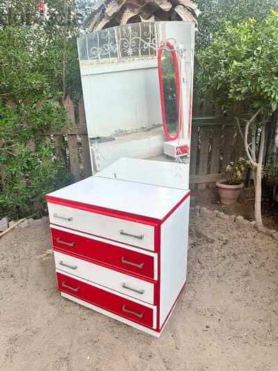 تسريحة بمراية وأدراج