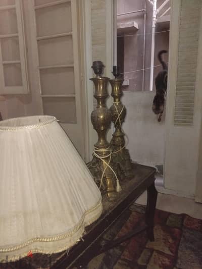نجفه نحاس وابجورات وطربيزه بالشمعدان