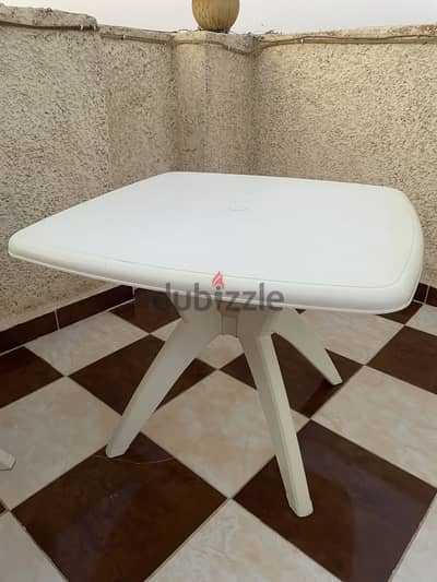 طاولة بيضاء بلاستيك كبيرة