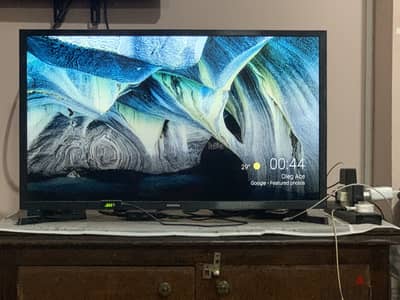 شاشة سامسونج اسمارت ٣٢ بوصة hd للبيع بحالة ممتازة