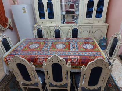 سفرة للبيع  ترابيزة و٨ كراسى ونيش كبير  ١٨٠٠٠ جنيه