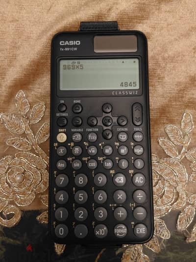 Casio fx 991CW - لون اسود  بحاله جيده استعمال  شهرين