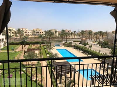 شقة فاخرة مفروشة بالكامل للإيجار في أب تاون كايرو | 320 م² | 4 غرف نوم | غرفة مربية | 4 حمامات | 95,000 جنيه شهريًا