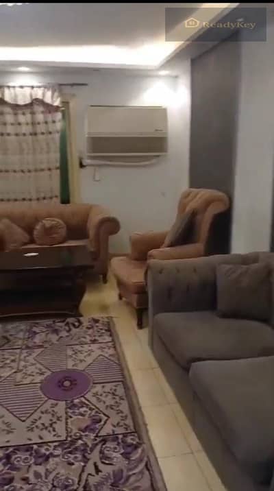  شقة مفروشة للإيجار في عين شمس   موقع مميز جدًا بجوار معهد مندوبي الشرطة، وبإطلالة مباشرة على مترو عين شمس — دقيقة واحدة مشي من محطة المترو، وقر