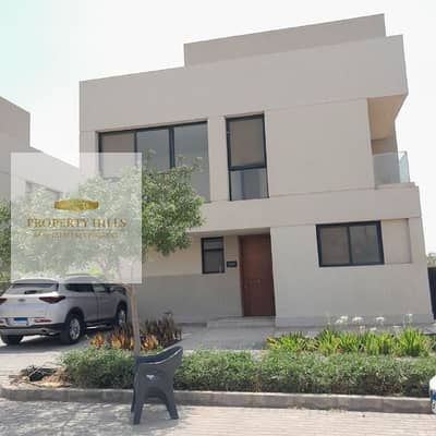 فيلا للبيع بسعر الكاش في الشروق كمبوند البروج دقايق لمطار القاهرة بفيو علي مساحات خضراء