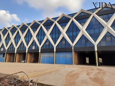 محل 120م صافى مول ميد تاون فيلا امام البرج الايقونى و بجوار الجامعة البريطانية