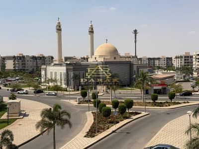 شقه لقطه للايجار مدينتي 140م امام الخدمات مباشرة  B10