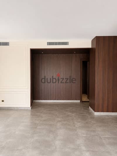 260 m super lux finishing - panorama - storage- private garden & pool