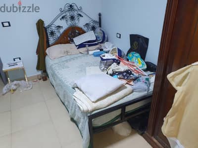 سرير   نحاس اسود في بني غامق  ثقيل   مساحته  طول ٢ م × عرض ١،٢٠ م