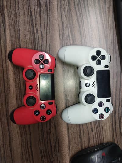 2 PS4 controllers