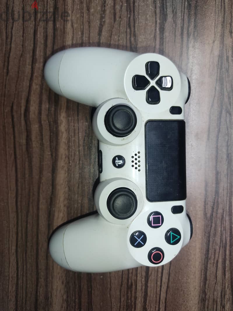 2 PS4 controllers 1